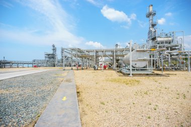 petrol rafineri tesisi mavi gökyüzünde