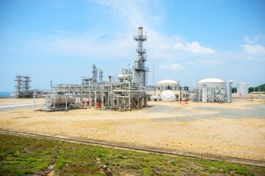 petrol rafineri tesisi mavi gökyüzünde