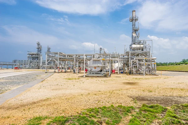 petrol rafineri tesisi mavi gökyüzünde