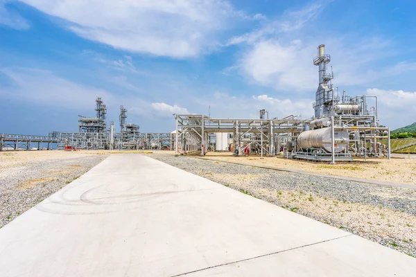 Refinaria de petróleo planta no céu azul — Fotografia de Stock