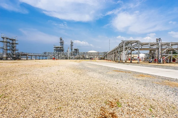 Ölraffinerie-Anlage in blauem Himmel — Stockfoto