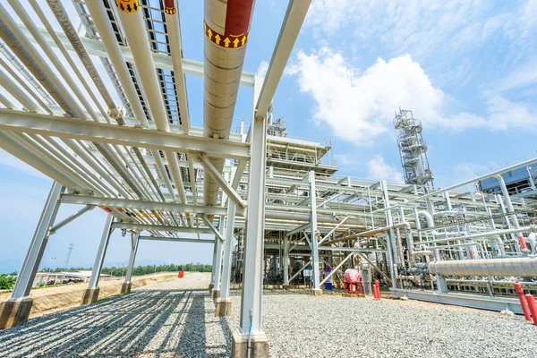 Pijpleidingen voor olie raffinaderij plant — Stockfoto