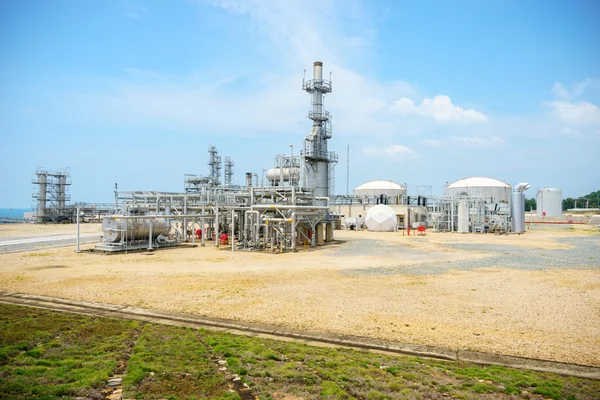 petrol rafineri tesisi mavi gökyüzünde