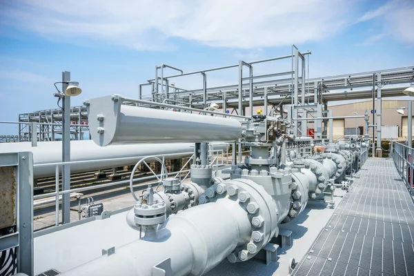 Equipment and pipeline in oil refinery — Stock Photo, Image