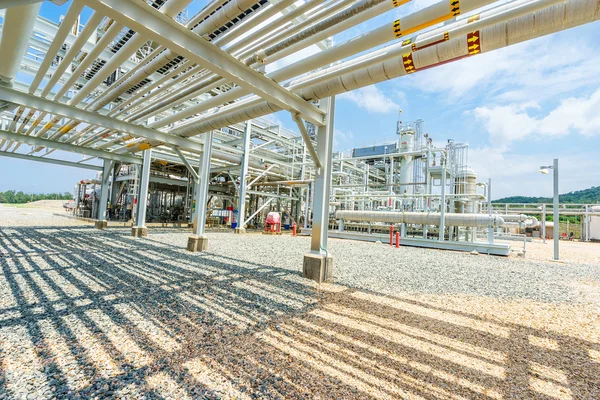 Equipo y tubería en la refinería de petróleo — Foto de Stock