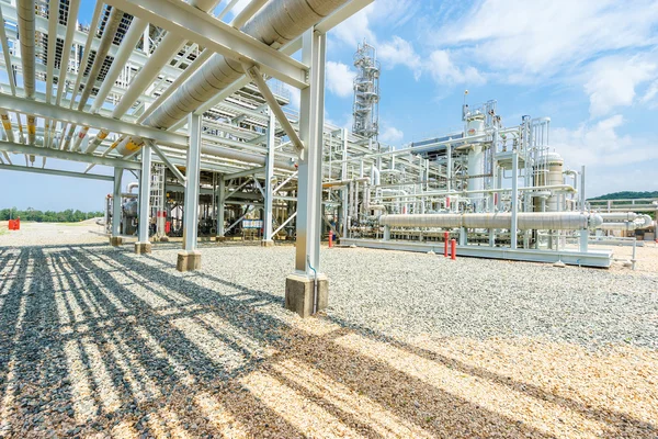 Zařízení a potrubí v rafinerii ropy — Stock fotografie