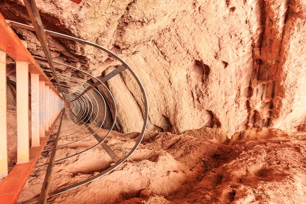 Interior de cueva con escalera de piedra roja —  Fotos de Stock