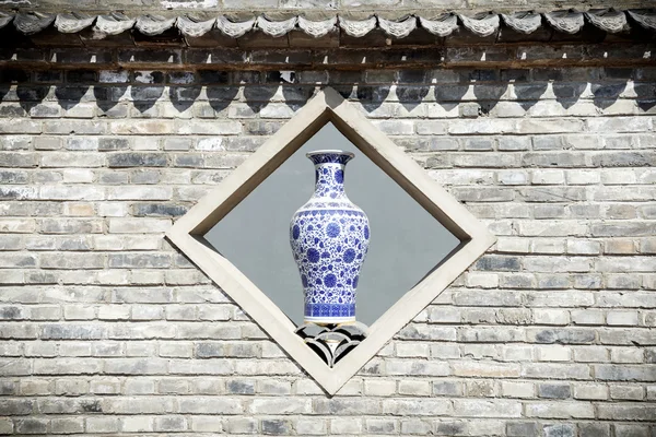 Ventana con jarrón de pared de ladrillo — Foto de Stock