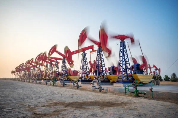 Plataforma petrolífera en el yacimiento petrolífero en el cielo despejado — Foto de Stock