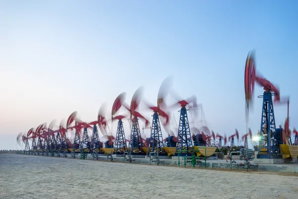 Arbeitende Ölplattform im Ölfeld bei klarem Himmel — Stockfoto