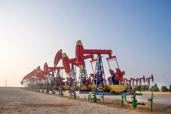 Arbeitende Ölplattform im Ölfeld bei klarem Himmel — Stockfoto