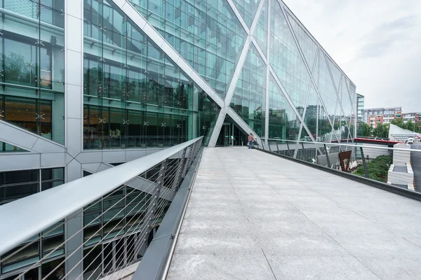 Empty ground in front of modern buildings — Stock Photo, Image