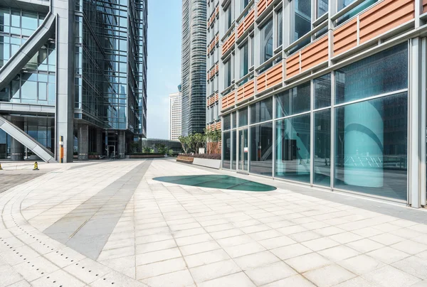 Suelo vacío frente a edificios modernos — Foto de Stock