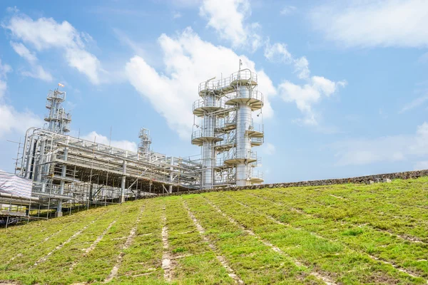 Ausrüstung, Pipeline und Tank der Ölraffinerie-Anlage — Stockfoto