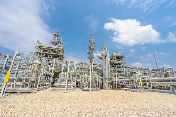 Apparatuur, pijpleidingen en tank van olie raffinaderij plant — Stockfoto
