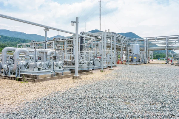 Ausrüstung, Pipeline und Tank der Ölraffinerie-Anlage — Stockfoto