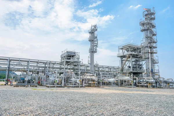 Urządzeń, rurociągów i zbiornik ropy naftowej rafinerii roślina — Zdjęcie stockowe