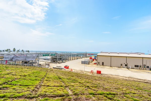 Equipo, tubería y tanque de la planta de refinería de petróleo —  Fotos de Stock