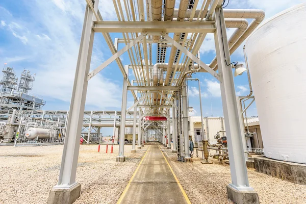 Apparatuur, pijpleidingen en tank van olie raffinaderij plant — Stockfoto