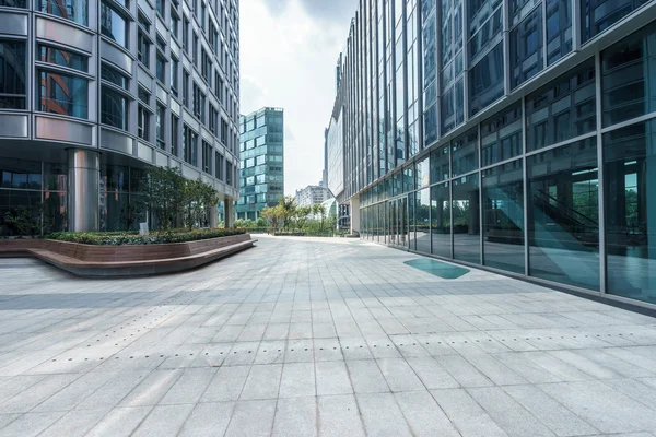 Empty ground front of modern buildings — Stock Photo, Image