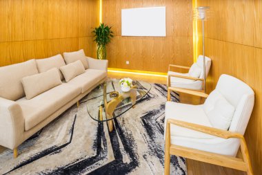 Oturma odasının içinde.