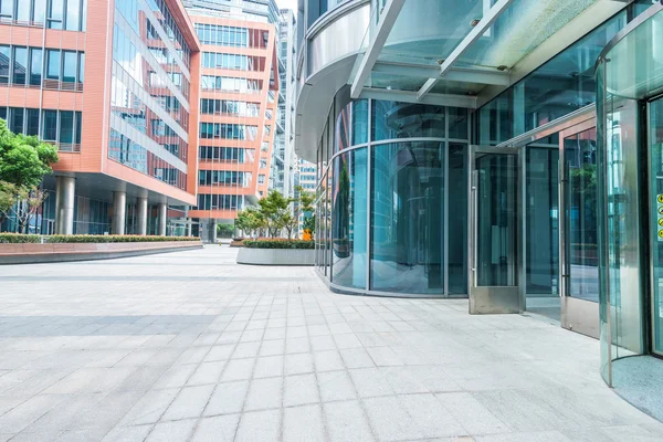 Empty ground front of modern buildings — Stock Photo, Image