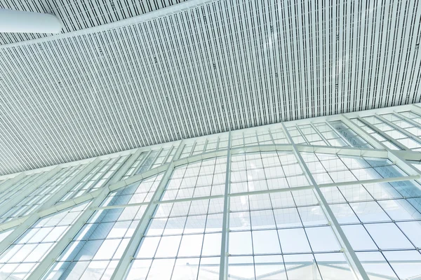 Glass wall and ceiling in modern hall — Stock Photo, Image