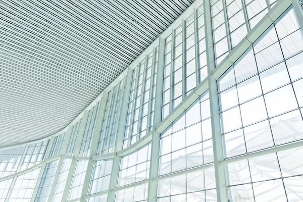Glazen wand en plafond in moderne hal — Stockfoto