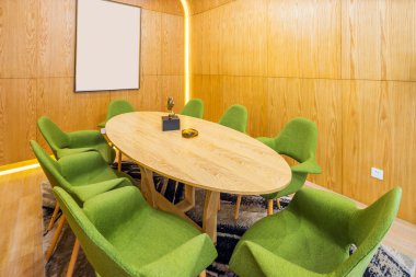 Villa modern yemek salonunda oval tablo