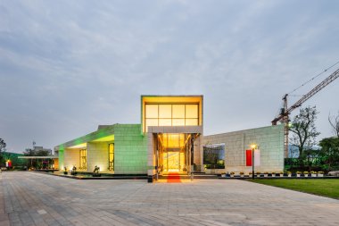 bulutlu gökyüzü modern villa dış