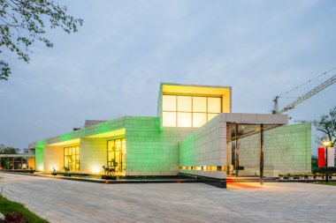 bulutlu gökyüzü modern villa dış