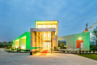 bulutlu gökyüzü karşı modern villa