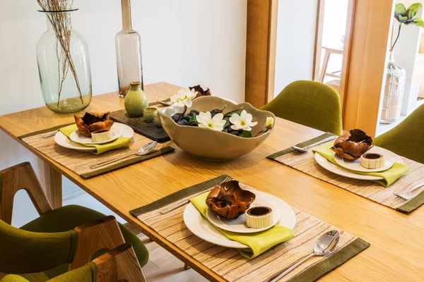 Villa yemek salonunda masada akşam yemeği — Stok fotoğraf