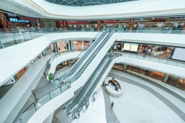 Modern alışveriş merkezinin içi