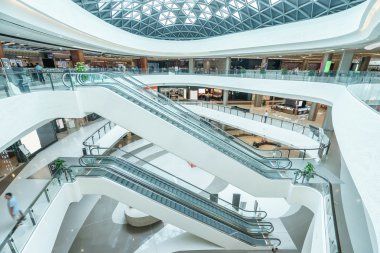 Modern alışveriş merkezinin içi