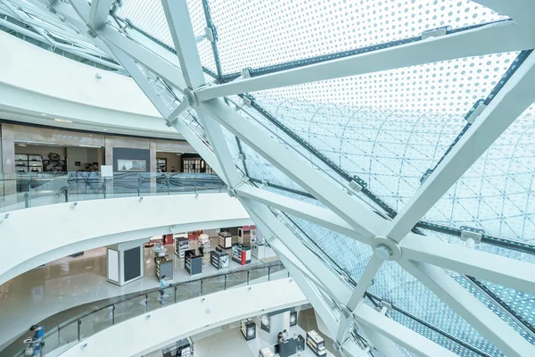 Arquitetura de vidro e corredor no shopping — Fotografia de Stock