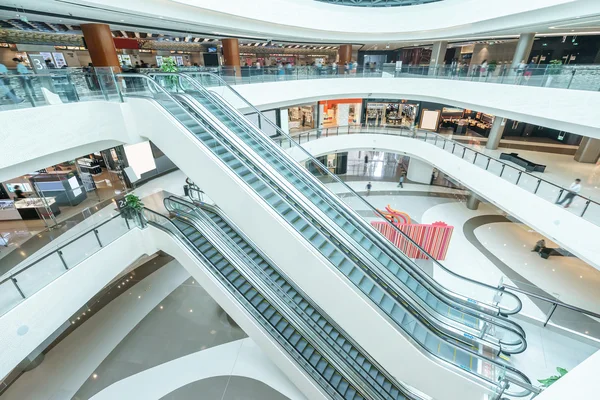 Interno di un moderno centro commerciale — Foto Stock