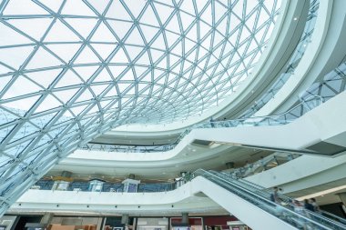 cam bina ve modern salonunda yürüyen merdiven