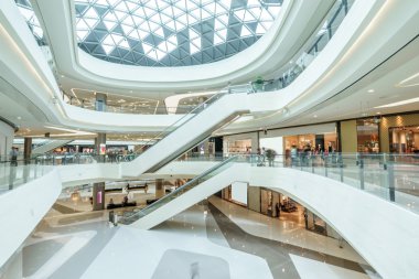 soyut tavan ve'alışveriş merkezi salonunda yürüyen merdiven