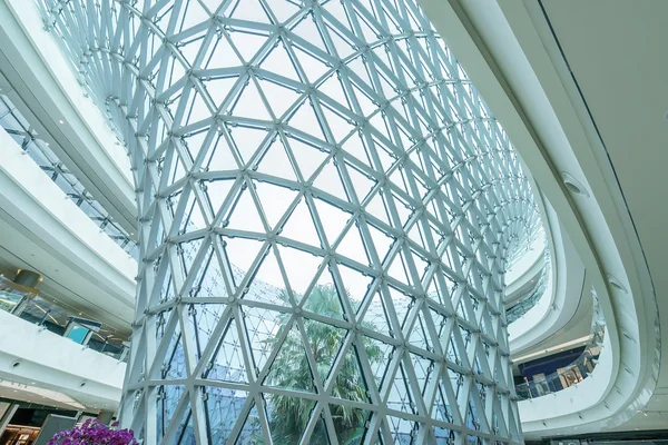 Arquitetura de vidro no shopping moderno — Fotografia de Stock