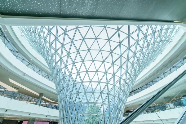 Glasarchitektur in modernem Einkaufszentrum — Stockfoto