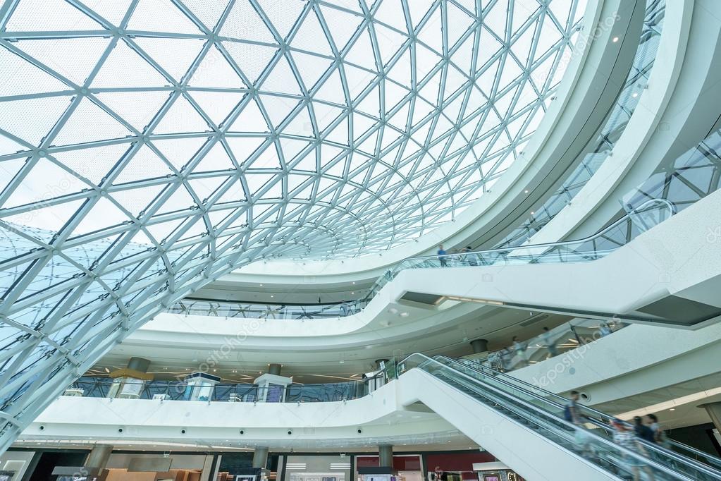 Costruzione di vetro e scale mobili nel corridoio moderno — foto ... Scale di vetro