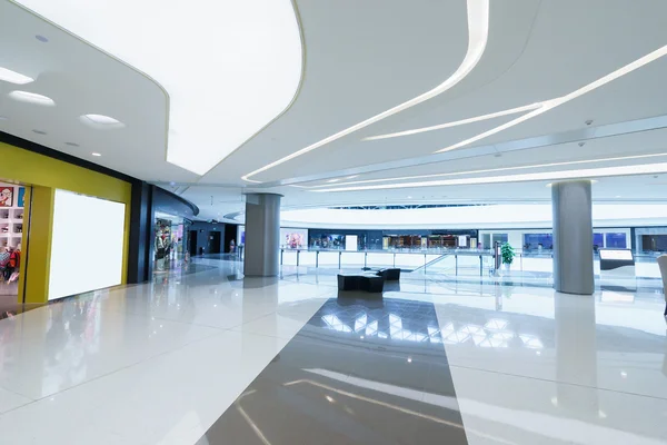 Corridoio con un enorme cartellone nel centro commerciale — Foto Stock