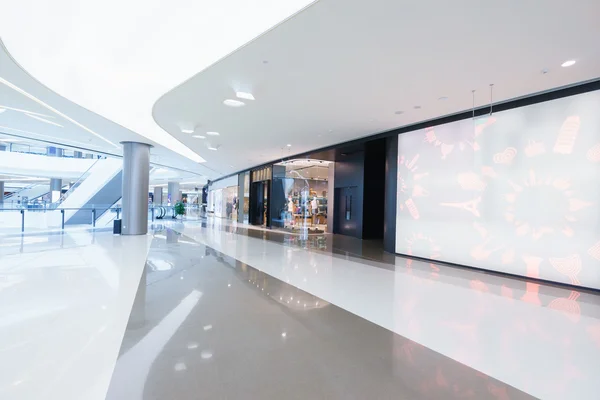 Corridoio con un enorme cartellone nel centro commerciale — Foto Stock