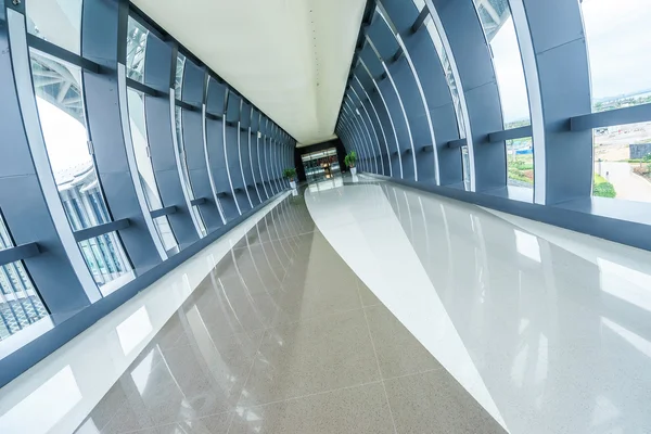 Corredor com janelas de vidro no shopping — Fotografia de Stock