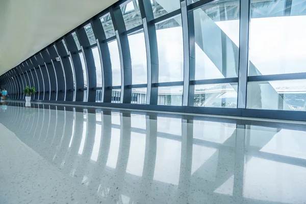 Korridor med glasfönster i köpcentrum — Stockfoto
