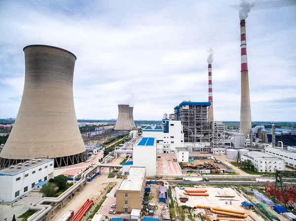 Skyline, torri e camini nella centrale elettrica — Foto Stock