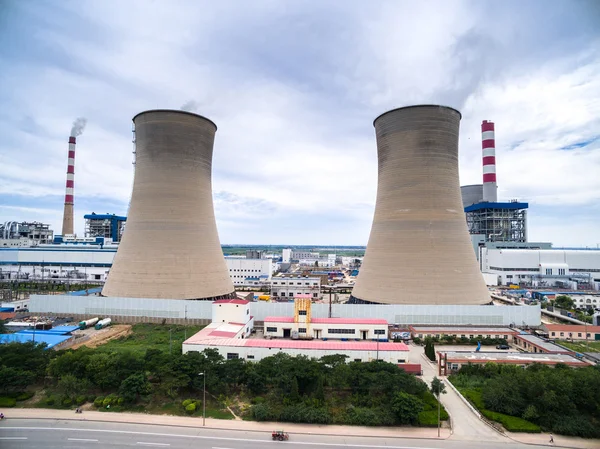 Panoramę miasta i ogromna wieża chłodzenia w elektrowni — Zdjęcie stockowe
