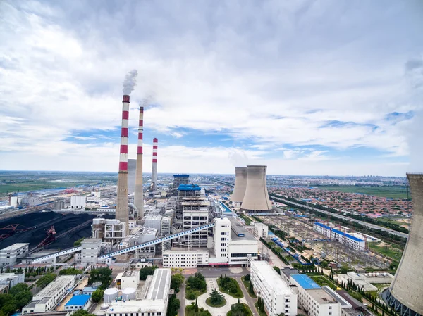 Skyline e paesaggio della centrale elettrica — Foto Stock