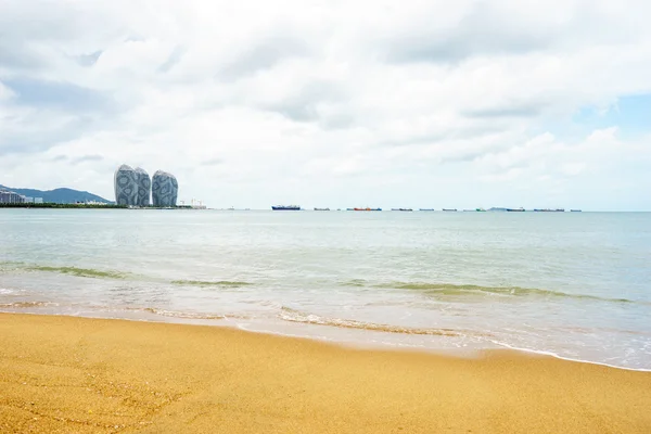 Praia e água do mar límpida — Fotografia de Stock